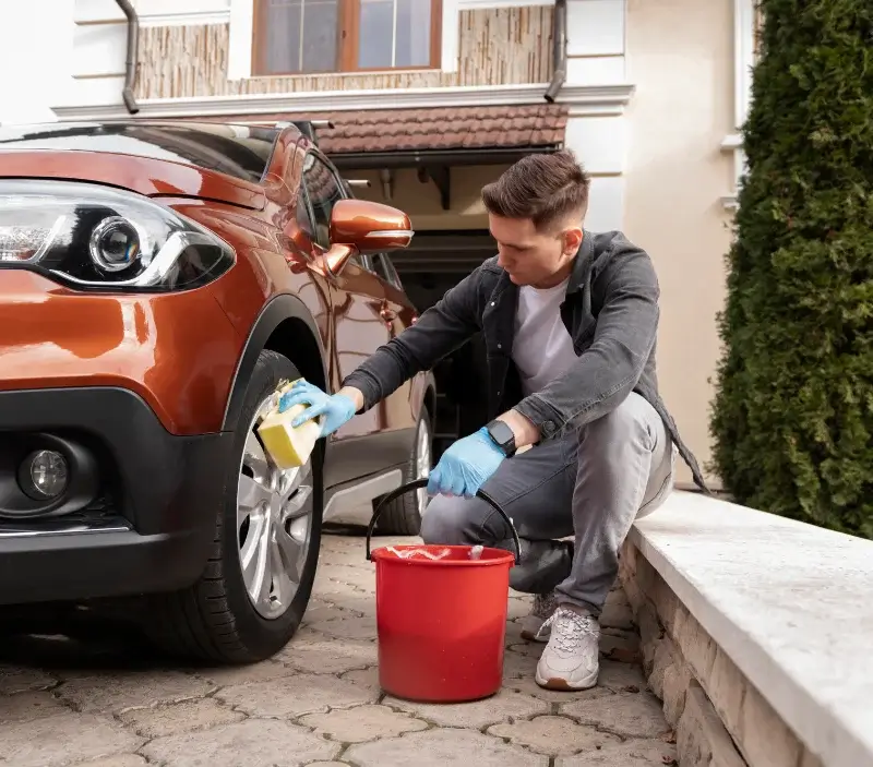 Lavage auto à domicile Le Trait : professionnel intervenant sur un véhicule